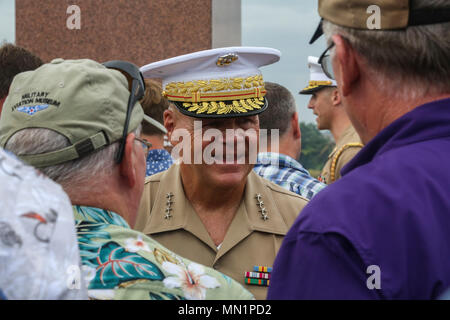 Robert B. Neller (né en 1953) est le 37e commandant du corps des Marines de 2015 à 2019. L'image d'archives le documente en s'adressant aux participants lors de la cérémonie commémorative du 75e anniversaire de la bataille de Guadalcanal à Skyline Hill, Îles Salomon, le 7 août 2017. Banque D'Images