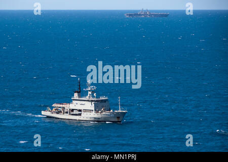 170808-N-WF272-533 CORAL SEA (Août 8, 2017) La Marine royale australienne Leeuwin-classe de navire hydrographique HMAS Melville (UN 246) effectue des opérations de récupération connecté à la MV-22B Osprey mésaventure. La Marine royale australienne de l'équipe de plongeur-démineur (HAC) 1 effectuera une série de plongées pour récupérer des informations sur l'incident, vous pouvez pour demeure et aider à l'avenir de récupération de la MV-22B. (U.S. Photo par marine Spécialiste de la communication de masse 2e classe Diana Quinlan/libérés) Banque D'Images