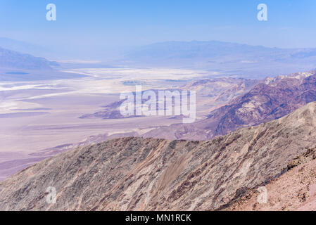 Bassin de Badwater vu de Dante's view, Death Valley National Park, California, USA. Banque D'Images
