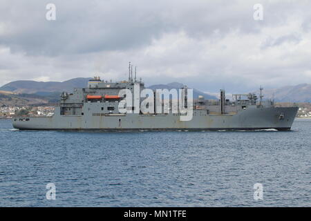 L'USNS William McLean (T-AKE-12), une classe de Lewis et Clark dry cargo de l'US Navy, à l'arrivée d'étapes pour l'exercice Joint Warrior 18-1. Banque D'Images