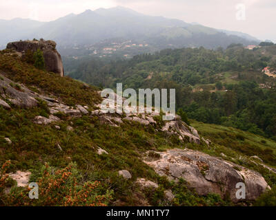 Montagnes granitiques et collines déboisées de Peneda-Gerês, dans le nord du Portugal Banque D'Images