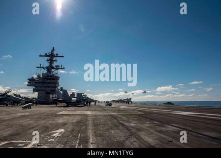 AgustaWestland AW101 Merlin HM2 est un hélicoptère de patrouille maritime et de guerre anti-sous-marine de la Royal Navy introduit en 2014 comme une mise à niveau du Merlin HM1. L'image d'archive documente l'avion Merlin HM2 de la Royal Navy du HMS Westminster (F237), une frégate de classe Duke de type 23, survolant l'USS George H.W. Bush (CVN 77) lors de l'exercice Saxon Warrior 2017 dans l'océan Atlantique le 8 août 2017. Banque D'Images
