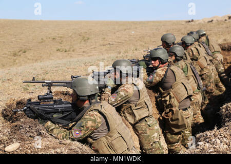 Soldats slovènes, 3e Peloton, 74e Régiment d'infanterie, se préparer à faire feu sur des cibles dans le cadre d'un exercice de tir réel, Vaziani, République de Géorgie, le 10 août 2017. Partenaire Noble 17 prend en charge la Géorgie dans la conduite de la station d'accueil la formation de son deuxième Force de réaction de l'OTAN (NRF) contribution. Partenaire Noble permettra d'améliorer encore les FRO et Concept de capacités opérationnelles de l'interopérabilité et l'état de préparation afin de soutenir la stabilité régionale. (U.S. Photo de l'armée par le Sgt. Kalie Jones) Banque D'Images