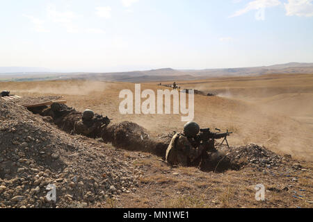 Soldats slovènes, 3e Peloton, 74e Régiment d'infanterie, le feu sur des cibles dans le cadre d'un exercice de tir réel, Vaziani, République de Géorgie, le 10 août 2017. Partenaire Noble 17 prend en charge la Géorgie dans la conduite de la station d'accueil la formation de son deuxième Force de réaction de l'OTAN (NRF) contribution. Partenaire Noble permettra d'améliorer encore les FRO et Concept de capacités opérationnelles de l'interopérabilité et l'état de préparation afin de soutenir la stabilité régionale. (U.S. Photo de l'armée par le Sgt. Kalie Jones) Banque D'Images