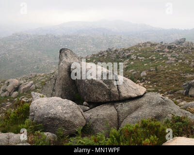 Montagnes granitiques et collines déboisées de Peneda-Gerês, dans le nord du Portugal Banque D'Images