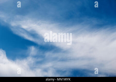 Les cirrus contre un ciel bleu azur à Colorado Banque D'Images