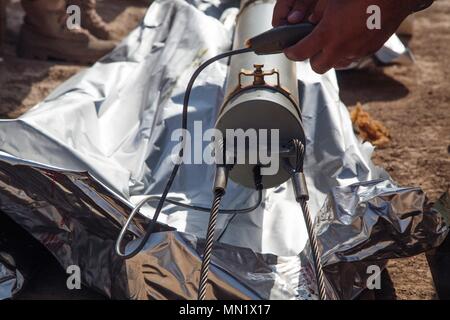 Un membre des forces de sécurité iraquiennes se prépare à faire exploser une charge au cours de la ligne de déminage à la formation de Charge Gamme Besmaya complexe, l'Iraq, le 10 août 2017. La gamme Besmaya complexe est l'un des quatre Combined Joint Task Force - Fonctionnement résoudre inhérent à renforcer les capacités des partenaires endroits consacre à la formation des forces des partenaires et renforcer leur efficacité sur le champ de bataille. Les GFIM-OIR est la Coalition mondiale pour vaincre ISIS en Iraq et en Syrie. (U.S. Photo de l'armée par le Sgt. Tracy McKithern) Banque D'Images