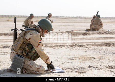 Un membre des forces de sécurité iraquiennes détermine une coordonnée à l'appel d'incendie de la gamme Besmaya complexe, l'Iraq, le 9 août 2017. La gamme Besmaya complexe est l'un des quatre Combined Joint Task Force - Fonctionnement résoudre inhérent à renforcer les capacités des partenaires endroits consacre à la formation des forces des partenaires et renforcer leur efficacité sur le champ de bataille. Les GFIM-OIR est la Coalition mondiale pour vaincre ISIS en Iraq et en Syrie. (U.S. Photo de l'armée par le Sgt. Tracy McKithern) Banque D'Images