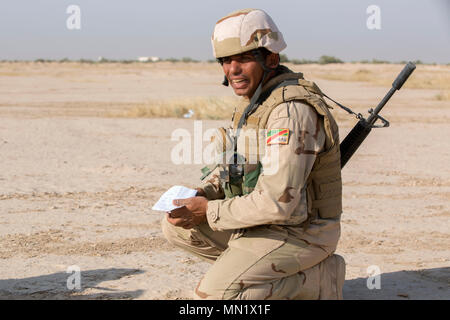 Un membre des forces de sécurité irakiennes durant l'appel à la formation d'incendie à la gamme Besmaya complexe, l'Iraq, le 9 août 2017. La gamme Besmaya complexe est l'un des quatre Combined Joint Task Force - Fonctionnement résoudre inhérent à renforcer les capacités des partenaires endroits consacre à la formation des forces des partenaires et renforcer leur efficacité sur le champ de bataille. Les GFIM-OIR est la Coalition mondiale pour vaincre ISIS en Iraq et en Syrie. (U.S. Photo de l'armée par le Sgt. Tracy McKithern) Banque D'Images