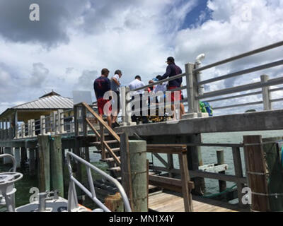 Une réponse de 45 pieds Boat-Medium boatcrew à partir de la station de la Garde côtière canadienne Cortez, en Floride, les transferts d'un homme de 43 ans à l'EMS au Fort De Soto Park Bay Pier, en Floride, le dimanche, 13 août, 2017. Boatcrew medevaced la Garde côtière l'homme d'un 23 pieds après qu'il fait surface à partir d'une expérience de plongée des étourdissements. (U.S. Photo de la Garde côtière canadienne) Banque D'Images