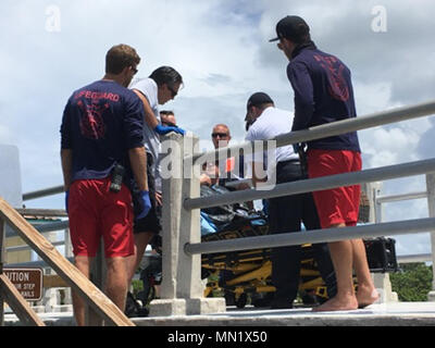 Une réponse de 45 pieds Boat-Medium boatcrew à partir de la station de la Garde côtière canadienne Cortez, en Floride, les transferts d'un homme de 43 ans à l'EMS au Fort De Soto Park Bay Pier, en Floride, le dimanche, 13 août, 2017. Boatcrew medevaced la Garde côtière l'homme d'un 23 pieds après qu'il fait surface à partir d'une expérience de plongée des étourdissements. (U.S. Photo de la Garde côtière canadienne) Banque D'Images