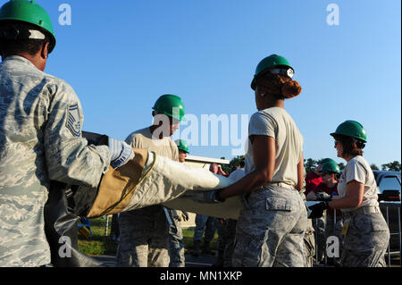 Les membres du 413e Escadron de stadification aéromédical mis en place une tente le 5 août lors de l'exercice 2017 à l'Dobbins Air Reserve Base, Ga. aviaire exercice est conçu pour former 413e ASTS aviateurs sur leur capacité à préparer les patients médicalement et administrativement pour le vol dans un environnement de déploiement. (U.S. Air Force photo par Jamal D. Sutter) Banque D'Images