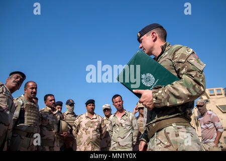 Les forces de sécurité irakiennes recevoir des instructions d'un entraîneur de l'armée britannique durant le cours de génie de combat à la gamme Besmaya complexe, l'Iraq, le 8 août 2017. La gamme Besmaya complexe est l'un des quatre Combined Joint Task Force - Fonctionnement résoudre inhérent à renforcer les capacités des partenaires endroits consacre à la formation des forces des partenaires et renforcer leur efficacité sur le champ de bataille. Les GFIM-OIR est la Coalition mondiale pour vaincre ISIS en Iraq et en Syrie. (U.S. Photo de l'armée par le Sgt. Tracy McKithern) Banque D'Images