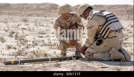 Un membre des forces de sécurité iraquiennes prépare une torpille Bangalore pendant le cours de génie de combat à la gamme Besmaya complexe, l'Iraq, le 8 août 2017. La gamme Besmaya complexe est l'un des quatre Combined Joint Task Force - Fonctionnement résoudre inhérent à renforcer les capacités des partenaires endroits consacre à la formation des forces des partenaires et renforcer leur efficacité sur le champ de bataille. Les GFIM-OIR est la Coalition mondiale pour vaincre ISIS en Iraq et en Syrie. (U.S. Photo de l'armée par le Sgt. Tracy McKithern) Banque D'Images