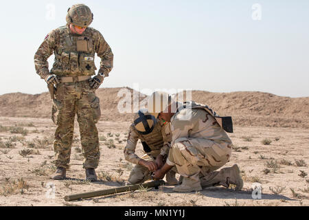 Les forces de sécurité irakiennes recevoir des instructions d'un entraîneur de l'armée britannique durant le cours de génie de combat à la gamme Besmaya complexe, l'Iraq, le 8 août 2017. La gamme Besmaya complexe est l'un des quatre Combined Joint Task Force - Fonctionnement résoudre inhérent à renforcer les capacités des partenaires endroits consacre à la formation des forces des partenaires et renforcer leur efficacité sur le champ de bataille. Les GFIM-OIR est la Coalition mondiale pour vaincre ISIS en Iraq et en Syrie. (U.S. Photo de l'armée par le Sgt. Tracy McKithern) Banque D'Images