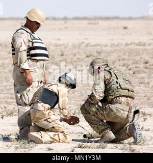 Les forces de sécurité irakiennes recevoir des instructions d'un entraîneur de l'armée britannique durant le cours de génie de combat à la gamme Besmaya complexe, l'Iraq, le 8 août 2017. La gamme Besmaya complexe est l'un des quatre Combined Joint Task Force - Fonctionnement résoudre inhérent à renforcer les capacités des partenaires endroits consacre à la formation des forces des partenaires et renforcer leur efficacité sur le champ de bataille. Les GFIM-OIR est la Coalition mondiale pour vaincre ISIS en Iraq et en Syrie. (U.S. Photo de l'armée par le Sgt. Tracy McKithern) Banque D'Images