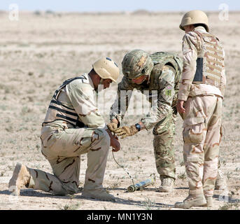 Les forces de sécurité irakiennes recevoir des instructions d'un entraîneur de l'armée britannique durant le cours de génie de combat à la gamme Besmaya complexe, l'Iraq, le 8 août 2017. La gamme Besmaya complexe est l'un des quatre Combined Joint Task Force - Fonctionnement résoudre inhérent à renforcer les capacités des partenaires endroits consacre à la formation des forces des partenaires et renforcer leur efficacité sur le champ de bataille. Les GFIM-OIR est la Coalition mondiale pour vaincre ISIS en Iraq et en Syrie. (U.S. Photo de l'armée par le Sgt. Tracy McKithern) Banque D'Images