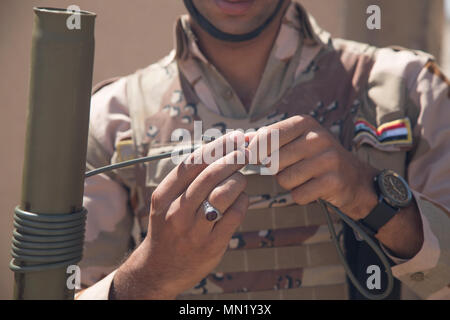 Un membre des forces de sécurité iraquiennes prépare une torpille Bangalore pendant le cours de génie de combat à la gamme Besmaya complexe, l'Iraq, le 8 août 2017. La gamme Besmaya complexe est l'un des quatre Combined Joint Task Force - Fonctionnement résoudre inhérent à renforcer les capacités des partenaires endroits consacre à la formation des forces des partenaires et renforcer leur efficacité sur le champ de bataille. Les GFIM-OIR est la Coalition mondiale pour vaincre ISIS en Iraq et en Syrie. (U.S. Photo de l'armée par le Sgt. Tracy McKithern) Banque D'Images