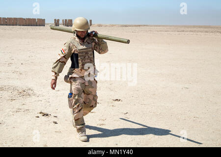 Un membre des forces de sécurité iraquiennes porte une torpille Bangalore à l'explosion pendant le cours de génie de combat à la gamme Besmaya complexe, l'Iraq, le 8 août 2017. La gamme Besmaya complexe est l'un des quatre Combined Joint Task Force - Fonctionnement résoudre inhérent à renforcer les capacités des partenaires endroits consacre à la formation des forces des partenaires et renforcer leur efficacité sur le champ de bataille. Les GFIM-OIR est la Coalition mondiale pour vaincre ISIS en Iraq et en Syrie. (U.S. Photo de l'armée par le Sgt. Tracy McKithern) Banque D'Images