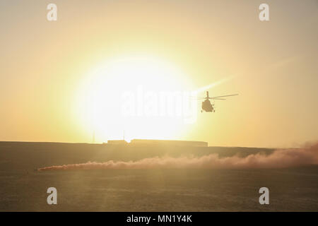 Un hélicoptère Mi-17 de l'Armée de l'air avant l'extraction des blessés de façon théorique des militaires de l'Armée nationale afghane au cours de l'évacuation du camp de formation Shorabak, Afghanistan, 14 août 2017. Aidé par plusieurs conseillers américains, plus de 30 soldats de l'ANA ont répété et amélioré leurs processus d'évacuation sanitaire, qui va accroître considérablement la survie et le taux de récupération du personnel blessé sur le champ de bataille. (U.S. Marine Corps photo par le Sgt. Lucas Hopkins) Banque D'Images