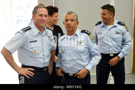 Chef d'état-major de l'US Air Force, le général David Goldfein assiste à de l'air israélienne cérémonie de passation de commandement à la base aérienne de Tel Nof, Israël et prix la Légion du Mérite, (grade de commandant) de l'air israélienne sortant major commandant général Amir Eshel, 14 août 2017. Banque D'Images