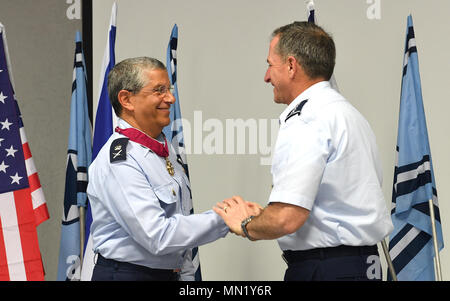 Chef d'état-major de l'US Air Force, le général David Goldfein assiste à de l'air israélienne cérémonie de passation de commandement à la base aérienne de Tel Nof, Israël et prix la Légion du Mérite, (grade de commandant) de l'air israélienne sortant major commandant général Amir Eshel, 14 août 2017. Banque D'Images