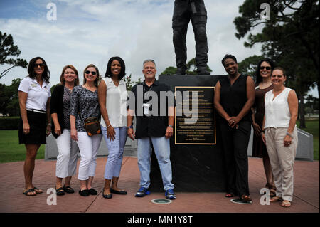 Tonya Wright, épouse de Maître Chef Sgt. de l'Armée de l'air Kaleth O. Wright, visites, l'équipe tactique spéciale avec Memorial Hurlburt's key conjoints lors de Hurlburt Field, en Floride, le 9 août, 2017. La période de sept pieds de haut statue en bronze d'un aviateur de la tactique spéciale dans le pignon est opérationnel sur un socle de granit noir -- un monument à passé, présent et futur des tactiques spéciales les opérateurs. (U.S. Air Force photo par un membre de la 1re classe Dennis Espagne) Banque D'Images