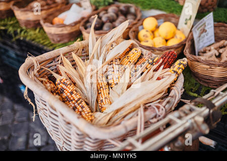 Rome, libre d'épis sur panier en osier et de location dans le marché alimentaire traditionnel en plein air de Campo de Fiori (champs de fleurs) Banque D'Images