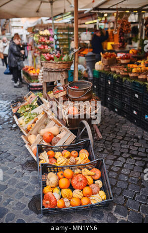 Rome, les citrouilles dans le marché alimentaire traditionnel en plein air de Campo de Fiori (champs de fleurs) Banque D'Images