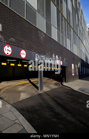 Entrée d'un parking à étages avec des signes d'avertissement Banque D'Images