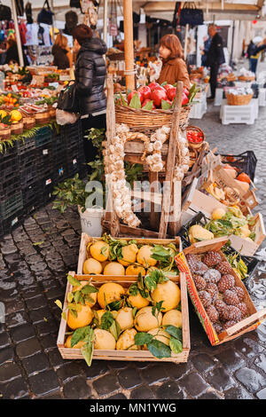 Italie, Rome, mars 2018 8/ marché alimentaire traditionnel en plein air de Campo de Fiori (champs de fleurs) Banque D'Images