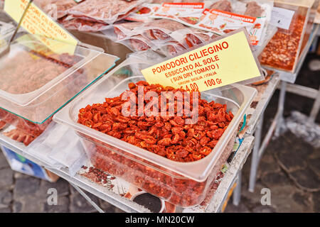 Rome, bien sécher la tomate dans le marché alimentaire traditionnel en plein air de Campo de Fiori (champs de fleurs) Banque D'Images