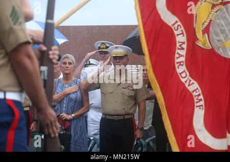 Commandant de la Marine Corps le général Robert B. Neller, rend hommage aux côtés de son épouse D'Arcy Neller, durant une cérémonie pour commémorer le 75e anniversaire du mémorial américain à Guadalcanal Skyline Hill, à Honiara, Guadalcanal, Îles Salomon, le 7 août 2017. La bataille de Guadalcanal a été la première grande offensive des forces alliées contre le Japon et a commencé le 7 août 1942, lorsque plus de 11 000 Marines ont débarqué sur l'île. (U.S. Photo de la Garde côtière du Maître de 2e classe Tara Molle/libérés) Banque D'Images