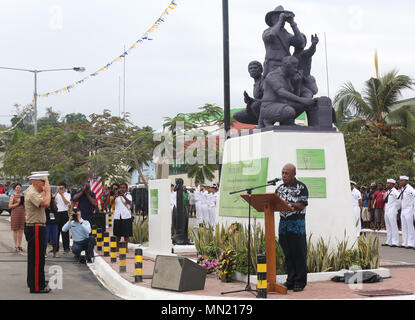 Commandant de la Marine Corps le général Robert B. Neller, salue après dépôt d'une couronne au cours de l'Scouts et Salomon Coastwatchers Memorial au cours de 75e anniversaire de la bataille de Guadalcanal cérémonies à Honiara, Guadalcanal dans les Îles Salomon, le 7 août, 2017. Scouts et Salomon Coastwatchers offert soutien et l'aide à l'effort des alliés durant la Seconde Guerre mondiale. (U.S. Photo de la Garde côtière du Maître de 2e classe Tara Molle/libérés) Banque D'Images