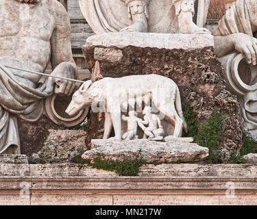 Rome - La fondation de Rome. Louve du capitole nourrir Romulus et Remus sculpture dans la Piazza del Popolo (Place du Peuple), fait par l'artiste Giovanni C Banque D'Images