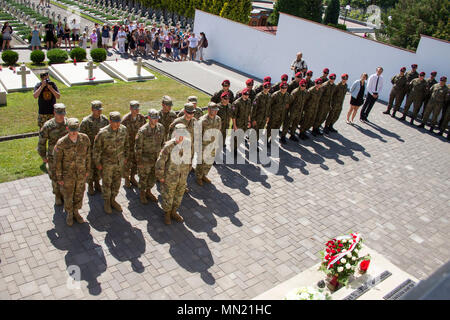 Les soldats américains et polonais se tenir ensemble au cours d'une cérémonie en l'honneur des soldats polonais et de volontaires américains pendant la guerre russo-polonaise entre 1919 et 1921 à un mémorial polonais à Lviv, Ukraine, le Jour des Forces armées polonaises, 15 août. Les Polonais et les Américains sont en Ukraine avec l'Group-Ukraine multinational interarmées, une coalition internationale dédiée à l'amélioration de la formation de combat de Yavoriv Centre sur le Centre de sécurité et de maintien de la paix internationale dans l'ouest de l'Ukraine. (Photo par le Sgt. Anthony Jones, 45th Infantry Brigade Combat Team) Banque D'Images