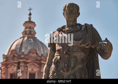 Rome, statue en bronze de l'empereur Jules César, dans l'arrière-plan le dôme de Saints Luca et Martina Church Banque D'Images