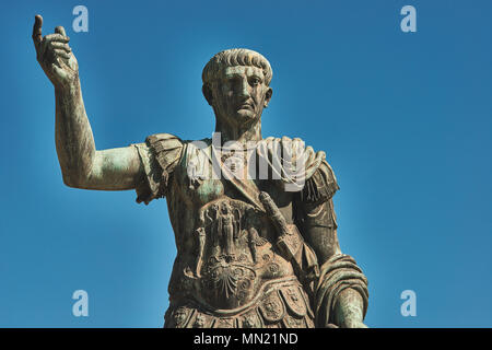 Rome, statue en bronze de l'empereur César Trajan Nervae, Forum de Trajan Nervae César dans l'arrière-plan Banque D'Images