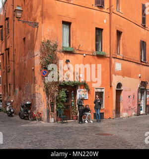 Italie, Rome, 22 mars 2018 / Trastevere, carré avec des pubs et des bâtiments typiques Banque D'Images
