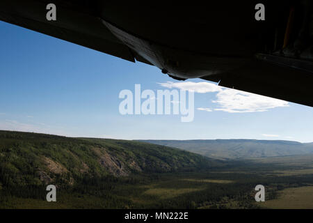 Un paysage de l'Alaska est considéré dans le C-130 Hercules au cours Red-Flag 17-3, le 11 août, 2017. (U.S. Photo de l'Armée de l'air par la Haute Airman Javier Alvarez) Banque D'Images