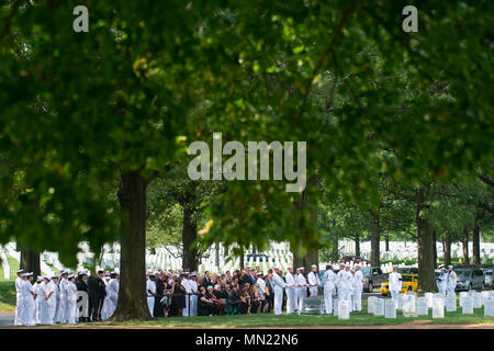 La Marine américaine Garde de cérémonie participe au service d'incendie de la Marine américaine Controlman Chef Gary Leo Rehm Jr. au cimetière national d'Arlington, Arlington, VA, 14 août 2017. Rehm a péri quand l'USS Fitzgerald (DDG 62) a été impliqué dans une collision avec le navire marchand battant pavillon philippin ACX Crystal le 17 juin 2017. La Marine américaine promu à titre posthume à 385-390 Controlman incendie Chef lors d'une cérémonie plus tôt cette semaine. (U.S. Photo de l'armée par Elizabeth Fraser / Arlington National Cemetery / relâché) Banque D'Images