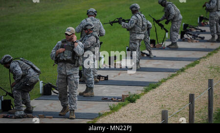 Numérique OLYMPUS les forces de sécurité de l'US Air Force Airmen participer à une réponse atypique pour percer au cours de l'exercice guerrier patriote de Fort McCoy, Wisconsin (Etats-Unis), 14 août 2017. Plus de 600 citoyens de la réserve de la Marine et de plus de 10 000 soldats, marins, marines et les partenaires internationaux ont convergé sur l'état du Wisconsin pour soutenir une gamme d'exercices, y compris guerrier patriote, Global Medic, CSTX, Diamond Sabre, et exercice d'affaires mortuaires (MAX). Patriot Warrior est Air Force Reserve Command's premier exercice, en donnant l'occasion aux citoyens de former des aviateurs de la réserve commune avec et entre Banque D'Images