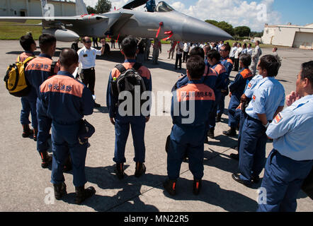 Mitsuo Yamaguchi, 18e Escadron de Génie Civil Agent de formation incendie, mémoires des pompiers locaux lors d'une pratique annuelle de formation incendie, 14 août 2017, à Kadena Air Base, au Japon. Au cours de la visite, le pompiers locaux observés ces 18 Matériel d'incendie, les véhicules et les exercices de tir réel. (U.S. Air Force photo par Naoto Anazawa) Banque D'Images