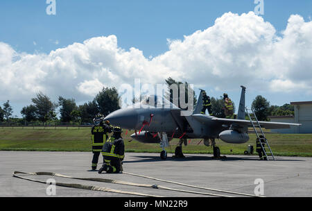 U.S. Air Force 18e Escadron de génie civile conduite pompiers l'incendie et d'urgence d'une formation de sortie F-15 Eagle au cours d'une pratique annuelle de formation incendie pour les pompiers d'Okinawa, 14 août 2017, à Kadena Air Base, au Japon. Plus de 50 pompiers locaux visités Kadena à observer comment le 18e ces pompiers répondent à des incendies d'aéronefs. (U.S. Air Force photo par Naoto Anazawa) Banque D'Images