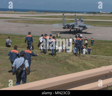 Les membres des unités du Service des incendies à pied d'une exposition statique F-15 Eagle au cours de chaque année de formation incendie 14 août 2017, à Kadena Air Base, au Japon. Plus de 50 pompiers locaux visités afin d'observer comment les pompiers de Kadena répondre pendant une urgence. (U.S. Air Force photo/ Navigant de première classe Greg Erwin) Banque D'Images