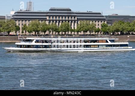 Bateau d'Excursion RIVER DREAM sur le Rhin à Cologne, Allemagne. RIVER DREAM a une capacité jusqu'à 600 passagers et 68 m de long. Banque D'Images