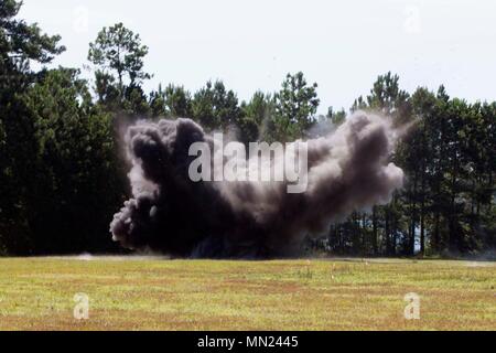 Une démonstration live explosés a lieu à l'École d'ingénieur du Corps des Marines, la démolition en cours de formation axés sur la carrière pour les aspirants de marine (CORTRAMID) Semaine, Camp Lejeune, N.C., 1er août 2017. Le but d'CORTRAMID consiste à exposer les étudiants aux possibilités de la flotte maritime Forces et générer un intérêt dans une commission du Corps des Marines. (U.S. Marine Corps photo par Lance Cpl. Ursula C. Estrella) Banque D'Images