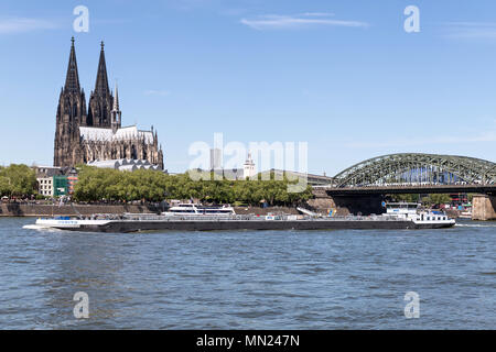 Navire-citerne intérieure JUDITH de MTS sur le Rhin passant de la cathédrale de Cologne en Allemagne. Banque D'Images