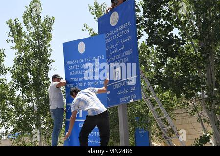 Monter les travailleurs les panneaux pour l'ouverture officielle de la nouvelle ambassade américaine à Jérusalem le 11 mai 2018 à Jérusalem, Israël. Le déménagement de l'ambassade américaine de Tel Aviv à Jérusalem remplit une promesse faite par le Président Donald Trump et est considéré comme un coup porté à la paix au Moyen-Orient. Banque D'Images