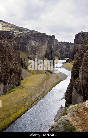 Vue sur le canyon Fjadrargljufur dans le sud de l'Islande. Banque D'Images